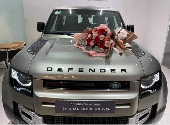 Mê Land Rover Defender như ‘ông trùm’ cà phê Trung Nguyên: Xe mới còn chưa bóc tem đã yêu cầu lên option cho chiếc khác - Ảnh 2.