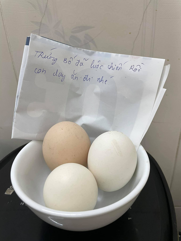 Ngủ dậy thấy bố luộc trứng cho ăn rồi để lại lời nhắn, cô con gái đọc xong mà ứa nước mắt vì thương - Ảnh 1.