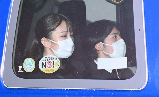 Cựu Công chúa Nhật xuất hiện với gương mặt suy sụp gây xót xa, chàng rể tai tiếng lần đầu gặp bố mẹ vợ sau kết hôn - Ảnh 1.