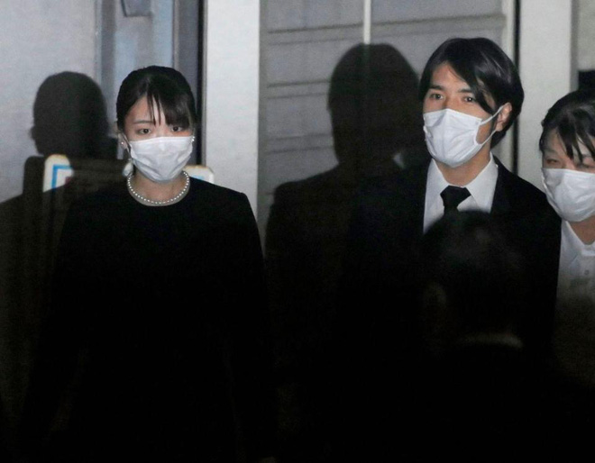 Cựu Công chúa Nhật xuất hiện với gương mặt suy sụp gây xót xa, chàng rể tai tiếng lần đầu gặp bố mẹ vợ sau kết hôn - Ảnh 2.