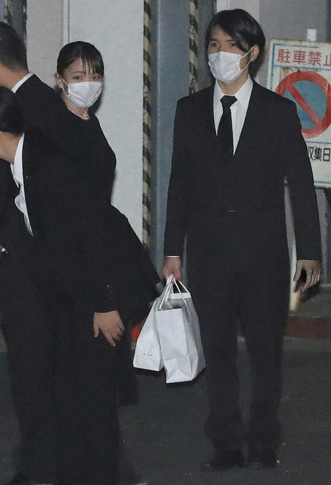 Cựu Công chúa Nhật xuất hiện với gương mặt suy sụp gây xót xa, chàng rể tai tiếng lần đầu gặp bố mẹ vợ sau kết hôn - Ảnh 3.