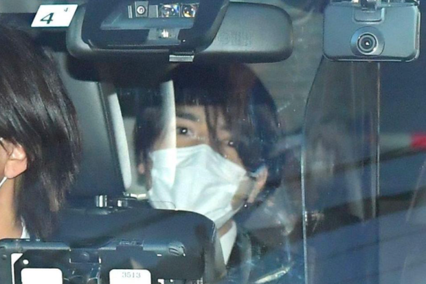Cựu Công chúa Nhật xuất hiện với gương mặt suy sụp gây xót xa, chàng rể tai tiếng lần đầu gặp bố mẹ vợ sau kết hôn - Ảnh 4.