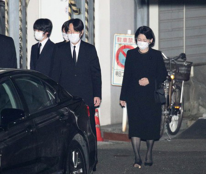 Cựu Công chúa Nhật xuất hiện với gương mặt suy sụp gây xót xa, chàng rể tai tiếng lần đầu gặp bố mẹ vợ sau kết hôn - Ảnh 6.