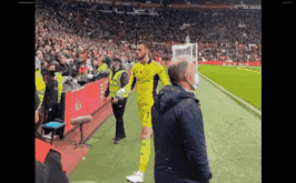 Thủ thành De Gea giận dữ tung nắm đấm sau khi bị đồng đội Man United 