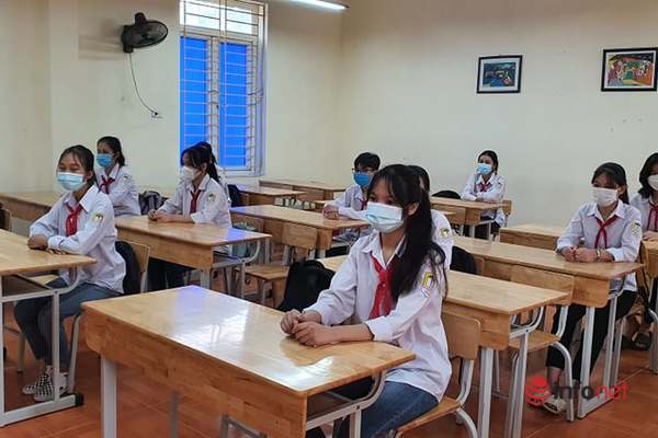 Huyện duy nhất ở Hà Nội cho học sinh đi học sáng nay: Lớp đông chia đôi để phòng dịch - Ảnh 1.