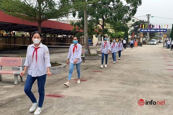 Huyện duy nhất ở Hà Nội cho học sinh đi học sáng nay: Lớp đông chia đôi để phòng dịch - Ảnh 3.