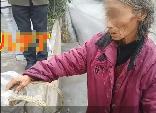Cụ bà 74 tuổi cuốc bộ 7 tiếng đem 20 kg khoai tây cho con trai 8 năm không về nhà - Ảnh 2.
