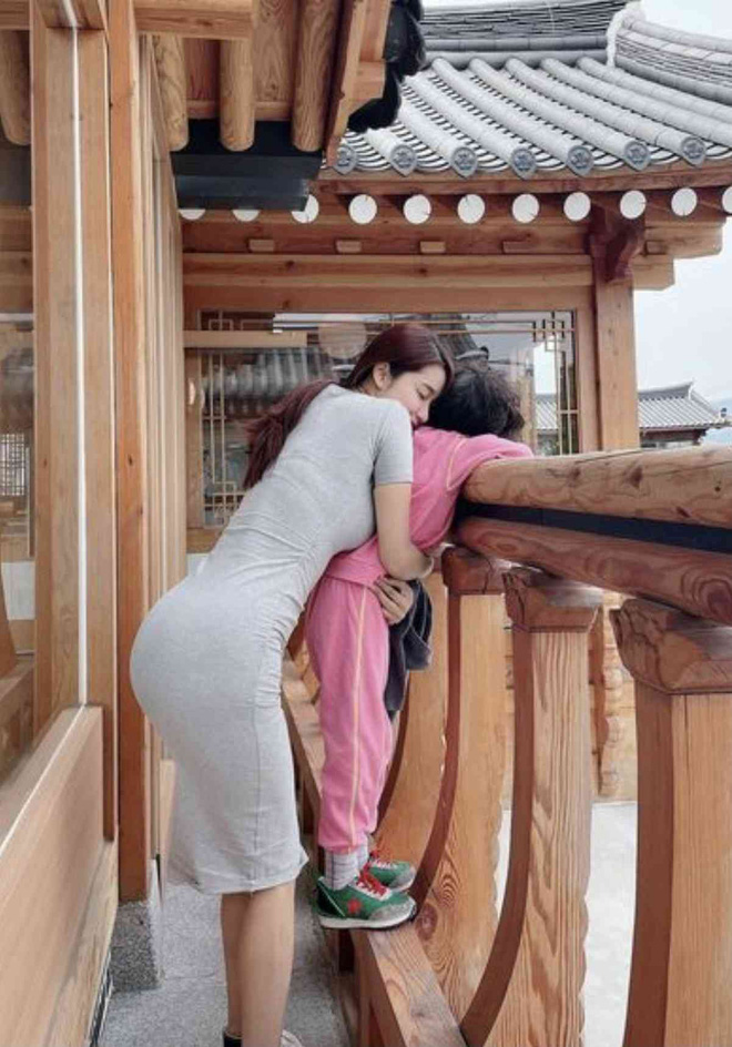 Hot mom sexy nhất xứ Hàn khoe hình tắm nude, hôn môi với con trai khiến cộng đồng mạng nổ ra tranh cãi - Ảnh 12.