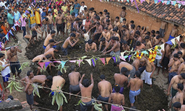 Ấn Độ: Người dân lăn lê bò toài trong lễ hội ném phân bò thường niên - Ảnh 6.