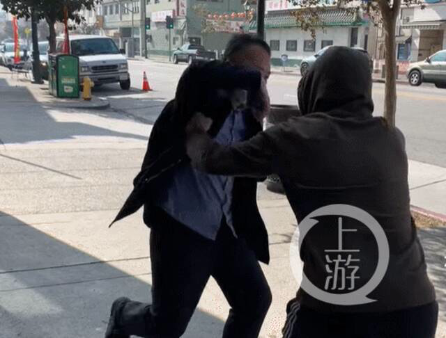 Tiến sĩ người Trung Quốc sử dụng kungfu để tước súng của tên cướp - Ảnh 2.