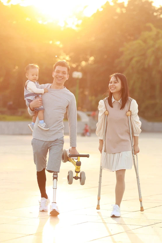 Cặp vợ chồng hai chân nhận món quà bất ngờ từ người lạ: Chuyện tình bù trừ gây xúc động - Ảnh 1. Cặp vợ chồng hai chân nhận món quà bất ngờ từ người lạ: Chuyện tình bù trừ gây xúc động - Ảnh 1.