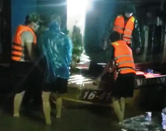 Phú Yên: Lũ lên nhanh trong đêm, ít nhất 3 người chết, mất tích - Ảnh 2.