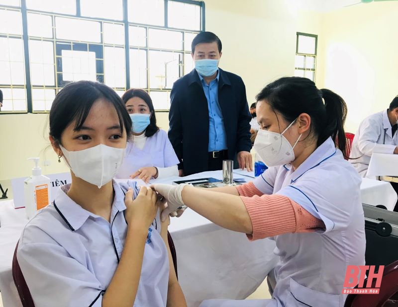 Diễn biến mới nhất vụ 86 học sinh phản ứng sau tiêm vắc xin Covid-19, phải nhập viện ở Thanh Hóa - Ảnh 1. Diễn biến mới nhất vụ 86 học sinh phản ứng sau tiêm vắc xin Covid-19, phải nhập viện ở Thanh Hóa - Ảnh 1.