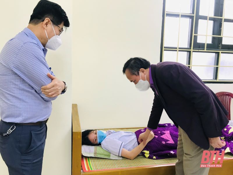 Diễn biến mới nhất vụ 86 học sinh phản ứng sau tiêm vắc xin Covid-19, phải nhập viện ở Thanh Hóa - Ảnh 3. Diễn biến mới nhất vụ 86 học sinh phản ứng sau tiêm vắc xin Covid-19, phải nhập viện ở Thanh Hóa - Ảnh 3.