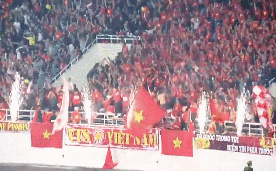 Cầu thủ Việt Nam khóc như mưa sau 120 phút “điên rồ” ở Mỹ Đình & bi kịch của HLV Hữu Thắng