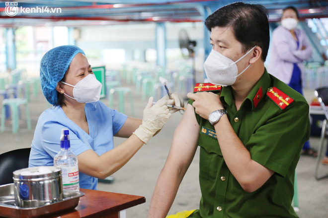 ẢNH: TP.HCM chính thức triển khai tiêm mũi 3 vaccine phòng Covid-19 cho người dân - Ảnh 6.