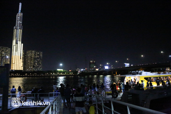 Trải nghiệm tuyến buýt đường sông được mở về đêm: Sài Gòn lên đèn lung linh, nhìn từ góc nào cũng đẹp! - Ảnh 12.