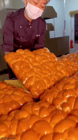 Chiếc bánh mì căng mướt như da em bé làm thoả mãn mọi cặp mắt, xem clip mà ước gì được cắn một miếng - Ảnh 2. Chiếc bánh mì căng mướt như da em bé làm thoả mãn mọi cặp mắt, xem clip mà ước gì được cắn một miếng - Ảnh 2.