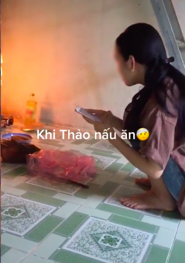 Lửa đang cháy phừng phực trên bếp nhưng cô gái vẫn “tỉnh queo” bấm điện thoại, netizen lại phẫn nộ nhất vì lý do này - Ảnh 2.