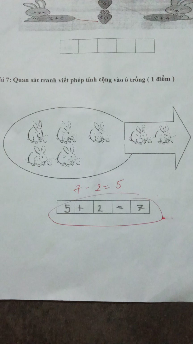 Bài toán tính 5 + 2 = 7 bị cô gạch bỏ rồi chữa lại, dân mạng xem xong lời giải thích liền phát “lú” - Ảnh 1.