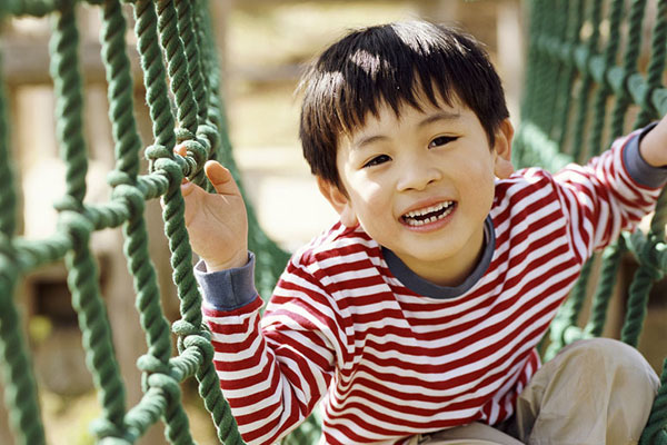 Có 1 BIỂU HIỆN THÔNG MINH ở trẻ thường khiến bố mẹ sợ khiếp vía tưởng bị bệnh: Nghe chuyên gia giải thích mới rõ mười mươi - Ảnh 1.