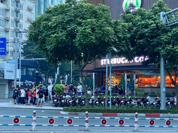 BIẾN CĂNG: Starbucks CN New World bị tố để khách mua một lần 30 cái ly bản giới hạn giá 1,8 triệu, ai xếp hàng sau coi như công cốc? - Ảnh 1. BIẾN CĂNG: Starbucks CN New World bị tố để khách mua một lần 30 cái ly bản giới hạn giá 1,8 triệu, ai xếp hàng sau coi như công cốc? - Ảnh 1.