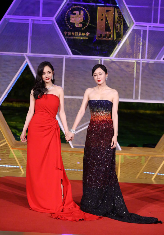 M&agrave;n đụng độ nhan sắc kh&ocirc;ng ngờ: Dương Mịch nổi tiếng xinh đẹp nhưng ai ngờ l&eacute;p vế trước c&ocirc; bạn th&acirc;n hơn 7 tuổi Tần Lam - Ảnh 1.