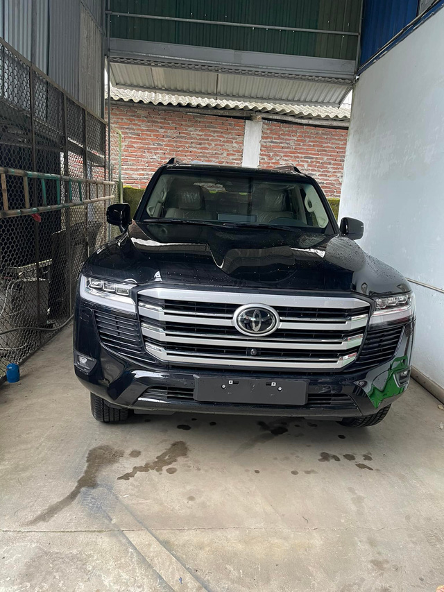 Đại gia rao bán Land Cruiser LC300 màu đen vừa tậu giá 5,2 tỷ vì... muốn đổi sang xe trắng - Ảnh 3. Đại gia rao bán Land Cruiser LC300 màu đen vừa tậu giá 5,2 tỷ vì... muốn đổi sang xe trắng - Ảnh 3.