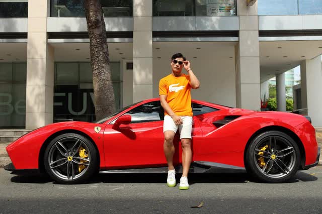 Bùi Tiến Dũng xuống phố cuối tuần cùng ngựa chiến Ferrari 488 GTB biển ngũ quý 555.55 độc nhất Việt Nam - Ảnh 3. Bùi Tiến Dũng xuống phố cuối tuần cùng ngựa chiến Ferrari 488 GTB biển ngũ quý 555.55 độc nhất Việt Nam - Ảnh 3.