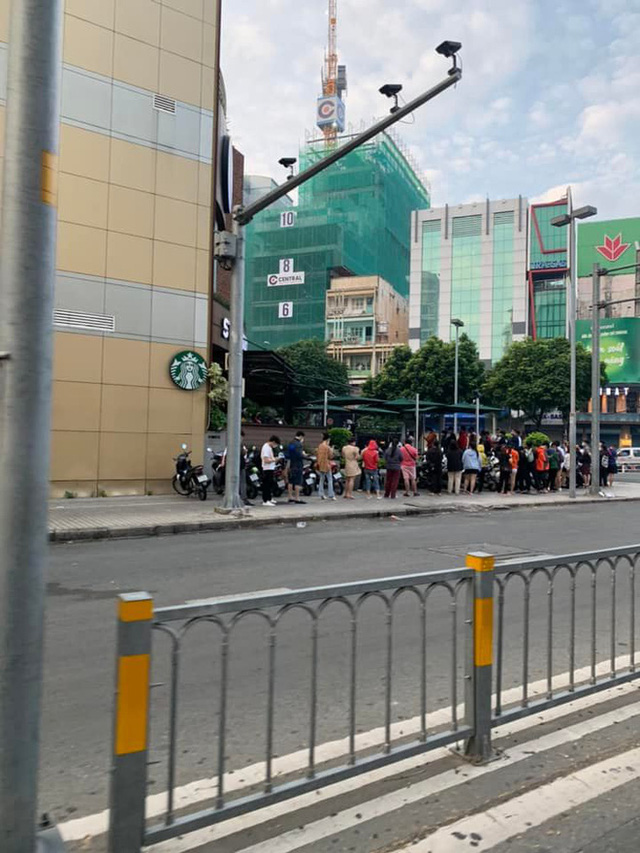 Tận 1,8 triệu/chiếc ly mới ra mắt của Starbucks, không ngờ vẫn khiến dân tình dậy từ sáng tinh mơ để xếp hàng - Ảnh 4. Tận 1,8 triệu/chiếc ly mới ra mắt của Starbucks, không ngờ vẫn khiến dân tình dậy từ sáng tinh mơ để xếp hàng - Ảnh 4.