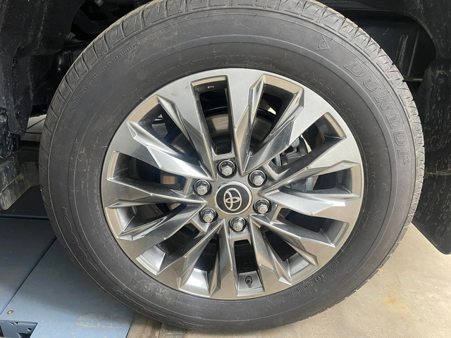 Đại gia rao bán Land Cruiser LC300 màu đen vừa tậu giá 5,2 tỷ vì... muốn đổi sang xe trắng - Ảnh 4. Đại gia rao bán Land Cruiser LC300 màu đen vừa tậu giá 5,2 tỷ vì... muốn đổi sang xe trắng - Ảnh 4.