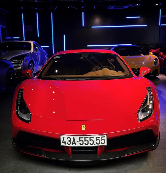 Bùi Tiến Dũng xuống phố cuối tuần cùng ngựa chiến Ferrari 488 GTB biển ngũ quý 555.55 độc nhất Việt Nam - Ảnh 5. Bùi Tiến Dũng xuống phố cuối tuần cùng ngựa chiến Ferrari 488 GTB biển ngũ quý 555.55 độc nhất Việt Nam - Ảnh 5.