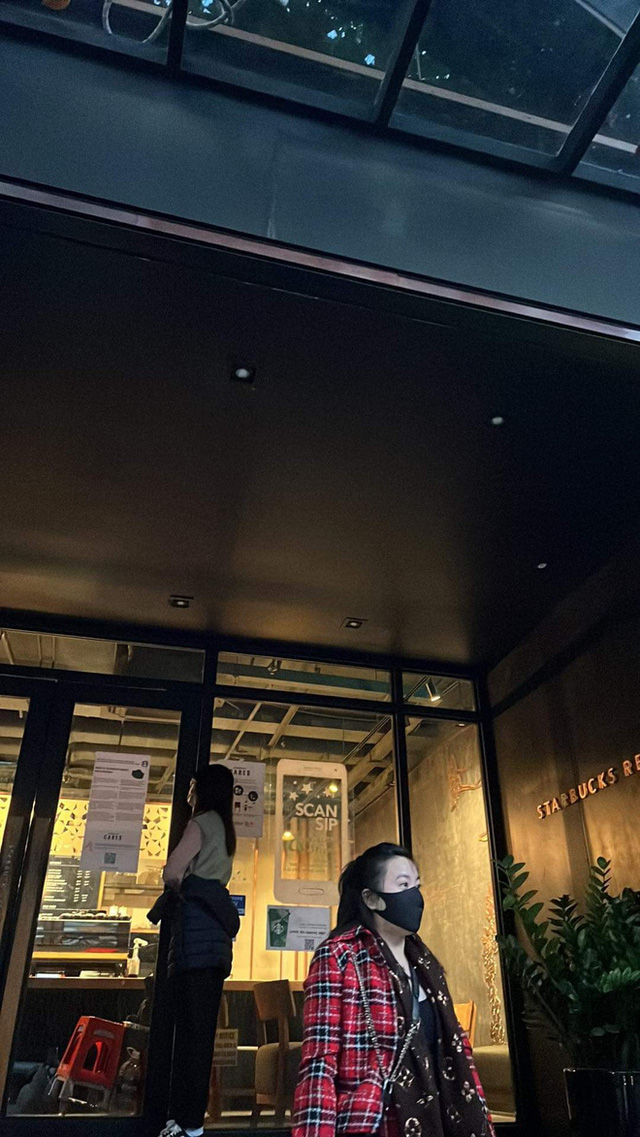 Tận 1,8 triệu/chiếc ly mới ra mắt của Starbucks, không ngờ vẫn khiến dân tình dậy từ sáng tinh mơ để xếp hàng - Ảnh 5. Tận 1,8 triệu/chiếc ly mới ra mắt của Starbucks, không ngờ vẫn khiến dân tình dậy từ sáng tinh mơ để xếp hàng - Ảnh 5.