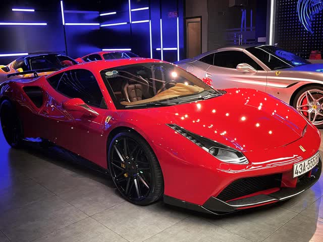 Bùi Tiến Dũng xuống phố cuối tuần cùng ngựa chiến Ferrari 488 GTB biển ngũ quý 555.55 độc nhất Việt Nam - Ảnh 6. Bùi Tiến Dũng xuống phố cuối tuần cùng ngựa chiến Ferrari 488 GTB biển ngũ quý 555.55 độc nhất Việt Nam - Ảnh 6.