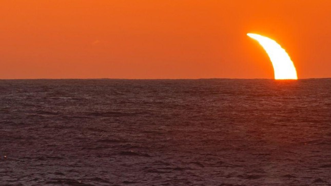Kỳ ảo khoảnh khắc tuyệt đẹp về nhật thực toàn phần tại Nam Cực - Ảnh 2.