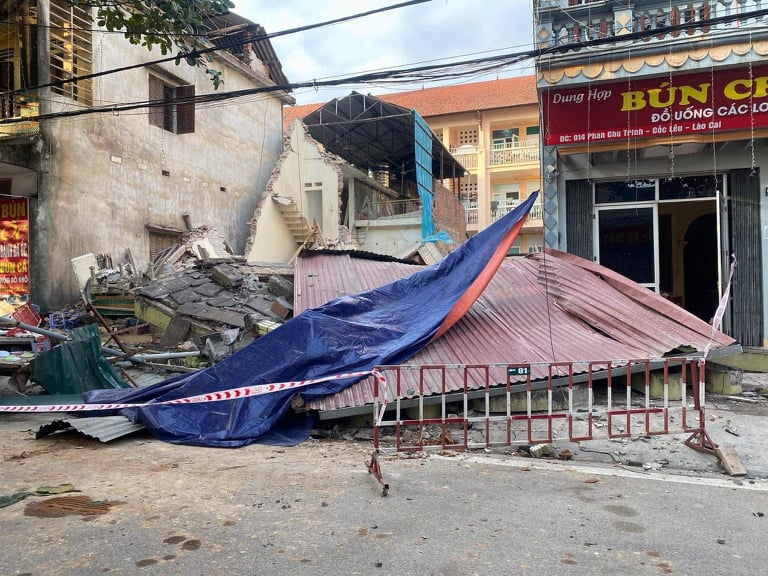 Ngôi nhà 3 tầng bị đổ sập trong giây lát ở Lào Cai - Ảnh 4.