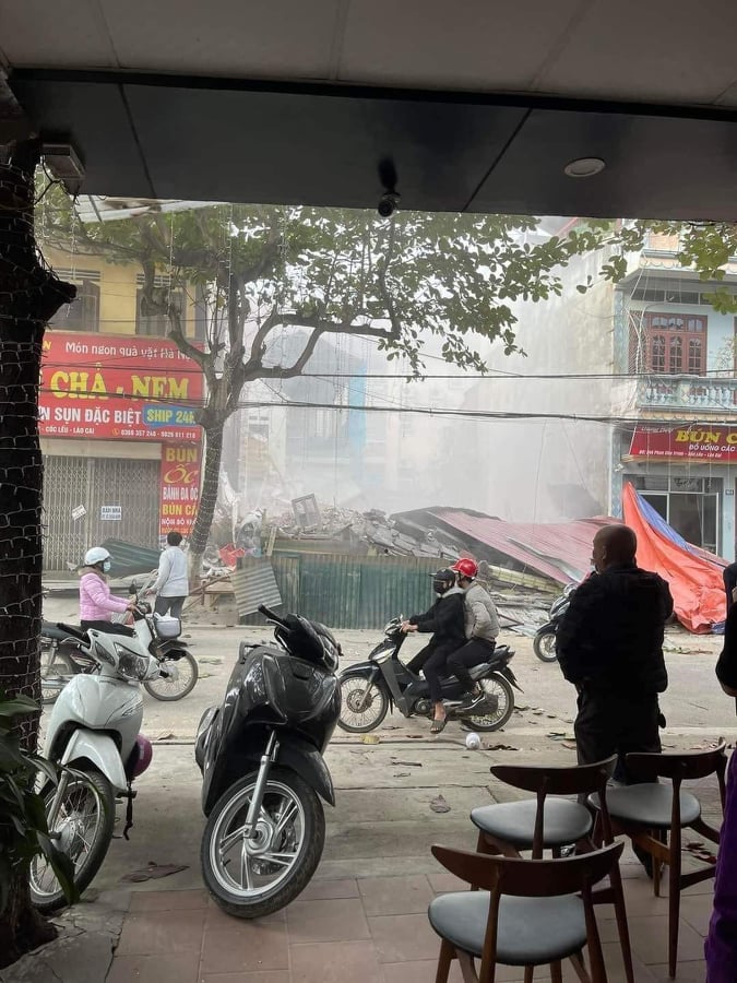 Ngôi nhà 3 tầng bị đổ sập trong giây lát ở Lào Cai - Ảnh 2.