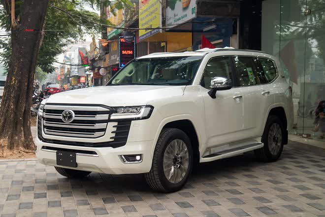 Chi tiết Toyota Land Cruiser 2022 vừa về showroom cho đại gia Việt thích hàng độc: Là bản kỷ niệm, động cơ nồi đồng cối đá - Ảnh 2.