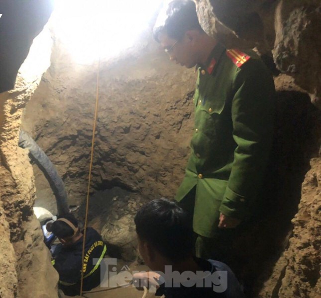 Dừng cứu hộ 2 người bị mắc kẹt trong hang đào vàng ở Bắc Kạn - Ảnh 1.