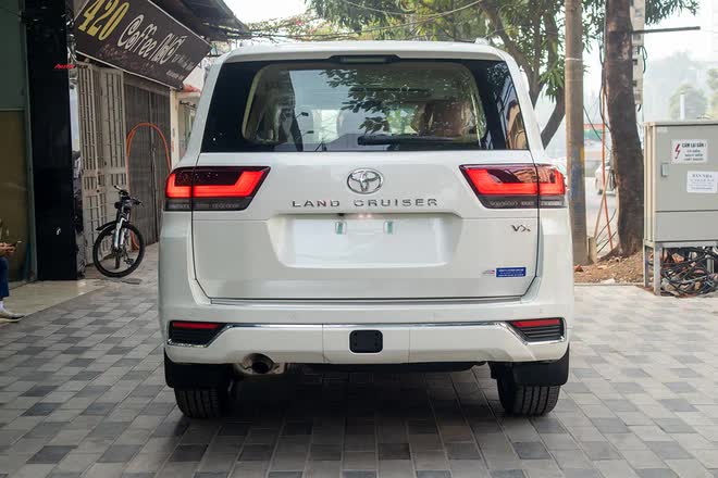 Chi tiết Toyota Land Cruiser 2022 vừa về showroom cho đại gia Việt thích hàng độc: Là bản kỷ niệm, động cơ nồi đồng cối đá - Ảnh 3.