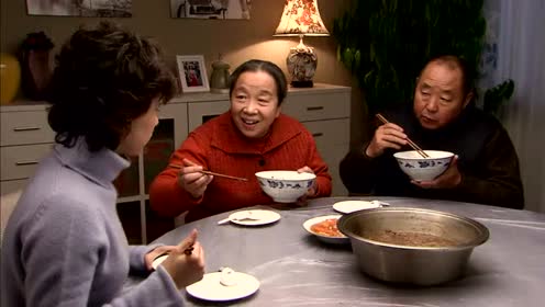 Hùa theo con gái đuổi con dâu xuống bếp ăn cơm, nàng dâu đáp trả khiến mẹ chồng xanh mặt - Ảnh 4.