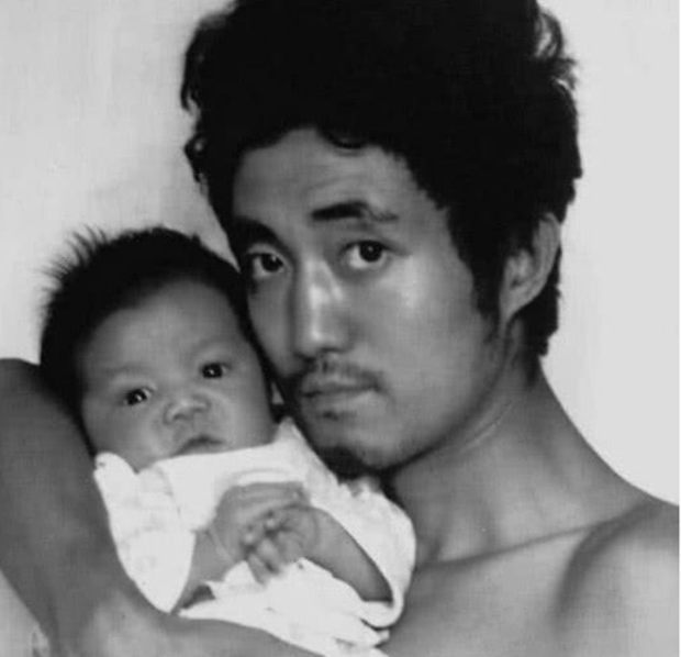 Hai bố con chụp ảnh đen trắng cùng nhau mỗi năm một lần trong suốt 30 năm - Ảnh 1.