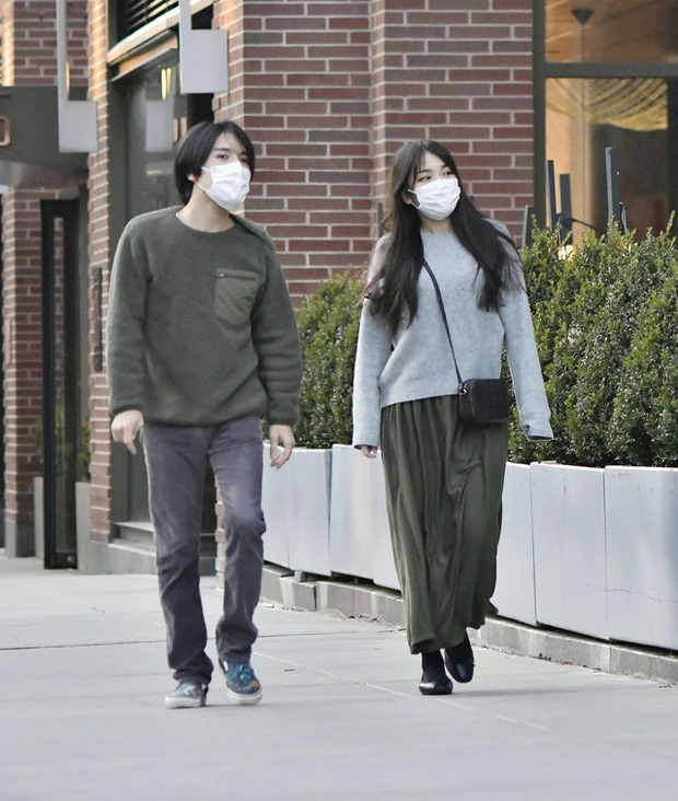 Cựu Công chúa Nhật cùng chồng hạnh phúc xuống phố, gây chú ý với nhan sắc sau khi làm “thường dân” thay đổi hẳn - Ảnh 1.