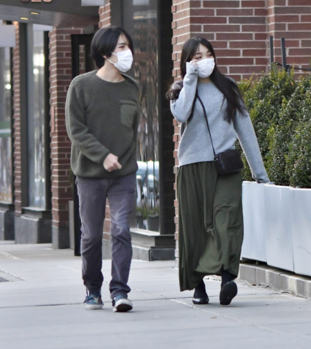 Cựu Công chúa Nhật cùng chồng hạnh phúc xuống phố, gây chú ý với nhan sắc sau khi làm “thường dân” thay đổi hẳn - Ảnh 2.