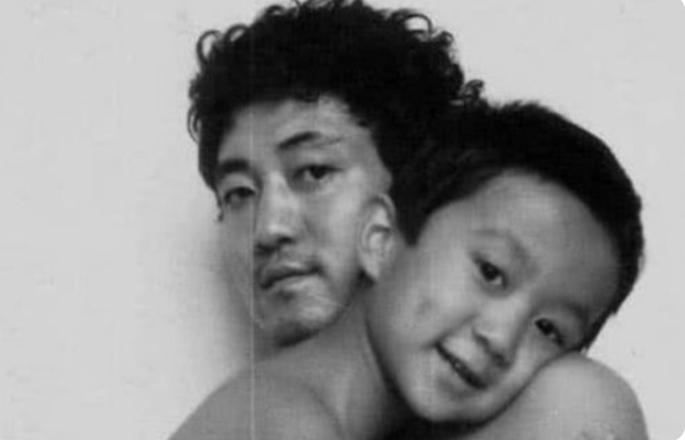 Hai bố con chụp ảnh đen trắng cùng nhau mỗi năm một lần trong suốt 30 năm - Ảnh 3.
