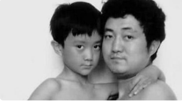 Hai bố con chụp ảnh đen trắng cùng nhau mỗi năm một lần trong suốt 30 năm - Ảnh 4.