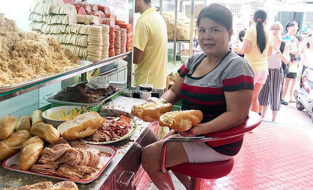 Chân dung bà Huynh và bà Hoa - hai người làm nên tiệm bánh mì nổi tiếng nhất Sài Gòn - Ảnh 1.