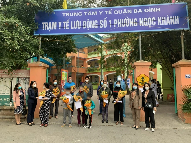 Hàng loạt F0 trong đó có trẻ em được trạm y tế lưu động ở Hà Nội cho xuất viện - Ảnh 1.