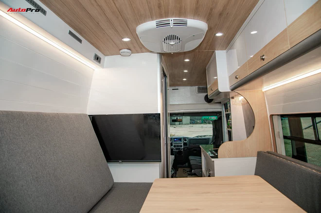 Sắm motorhome giá hơn 2 tỷ đồng, Ngọc Trinh nức nở khen rẻ, để lộ không gian riêng tư với nhiều đồ cực chill để cắm trại dài ngày  - Ảnh 9.