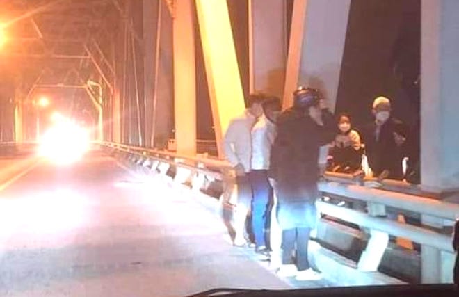 Cảnh sát xuyên đêm tìm kiếm cô gái 18 tuổi mất tích dưới chân cầu Bến Thủy - Ảnh 1.